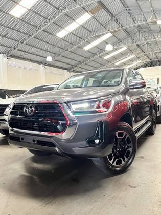 TOYOTA HILUX 2.8 D-4D TURBO DIESEL CD SRX 4X4 AUTOMÁTICO